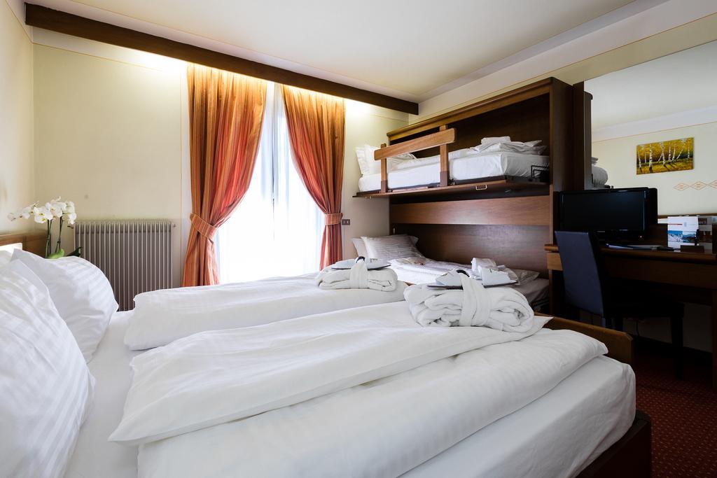 Hotel Collini Pinzolo Exteriör bild