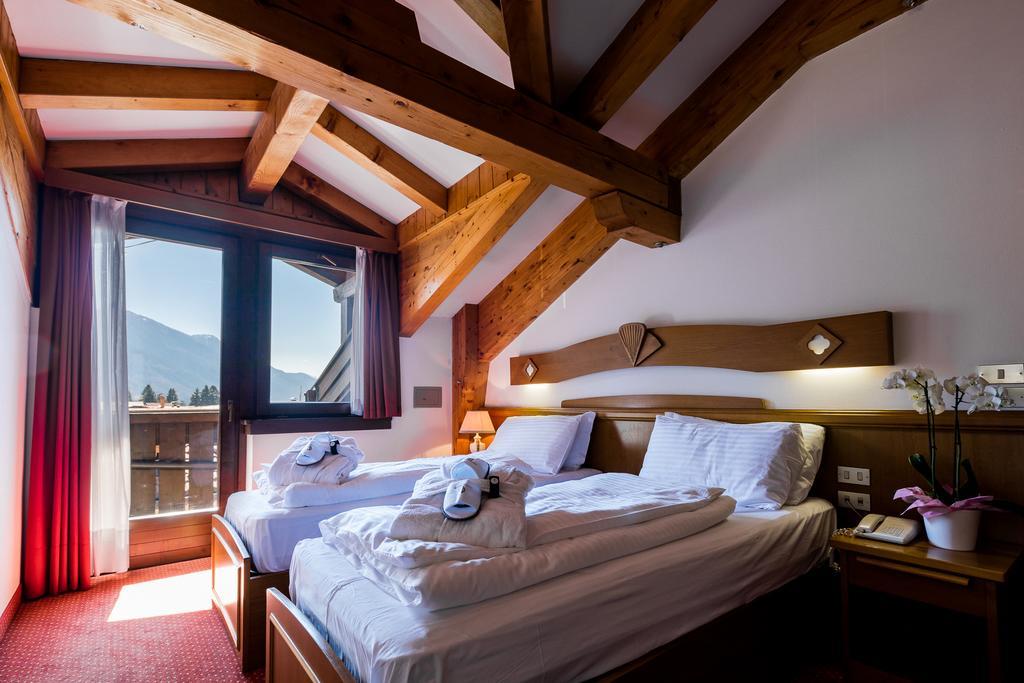 Hotel Collini Pinzolo Exteriör bild