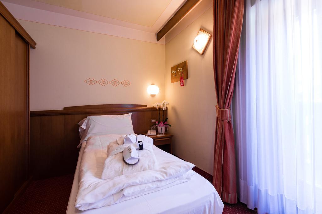Hotel Collini Pinzolo Exteriör bild