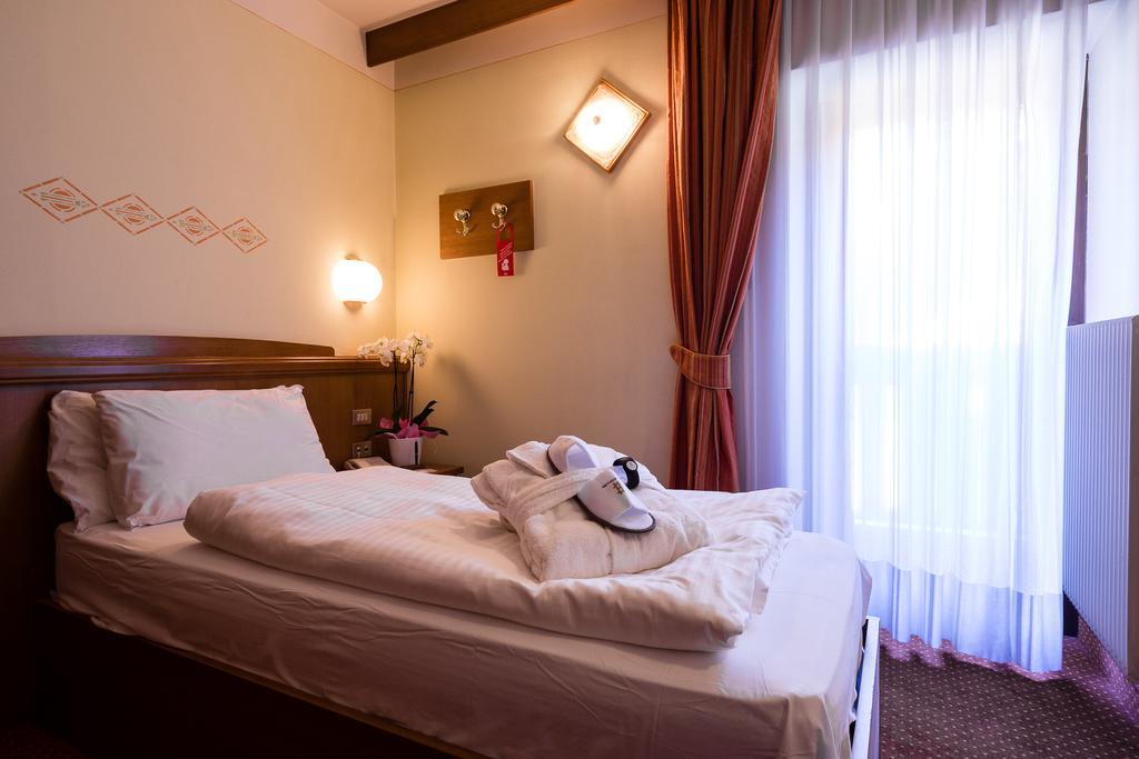 Hotel Collini Pinzolo Exteriör bild
