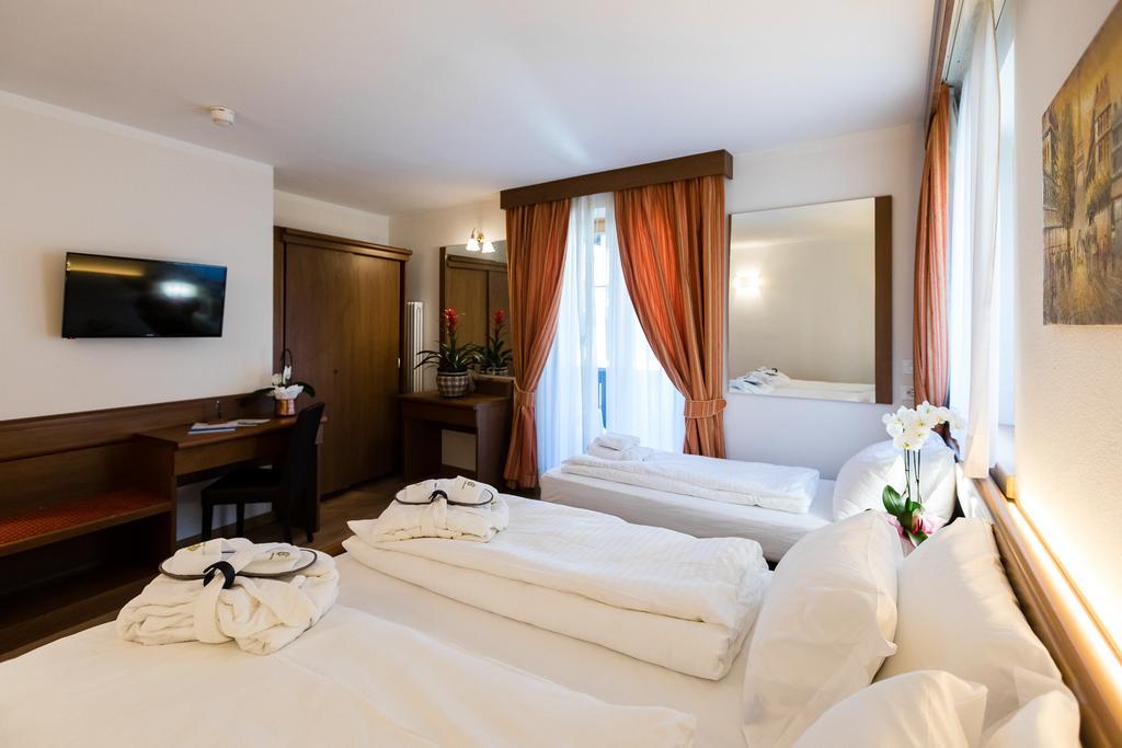 Hotel Collini Pinzolo Exteriör bild