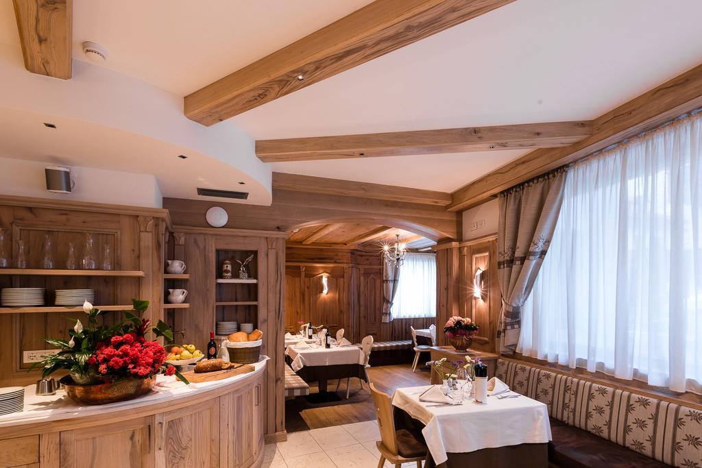 Hotel Collini Pinzolo Exteriör bild