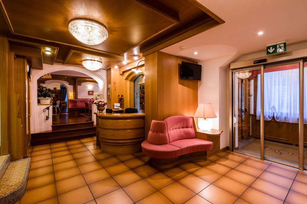 Hotel Collini Pinzolo Exteriör bild